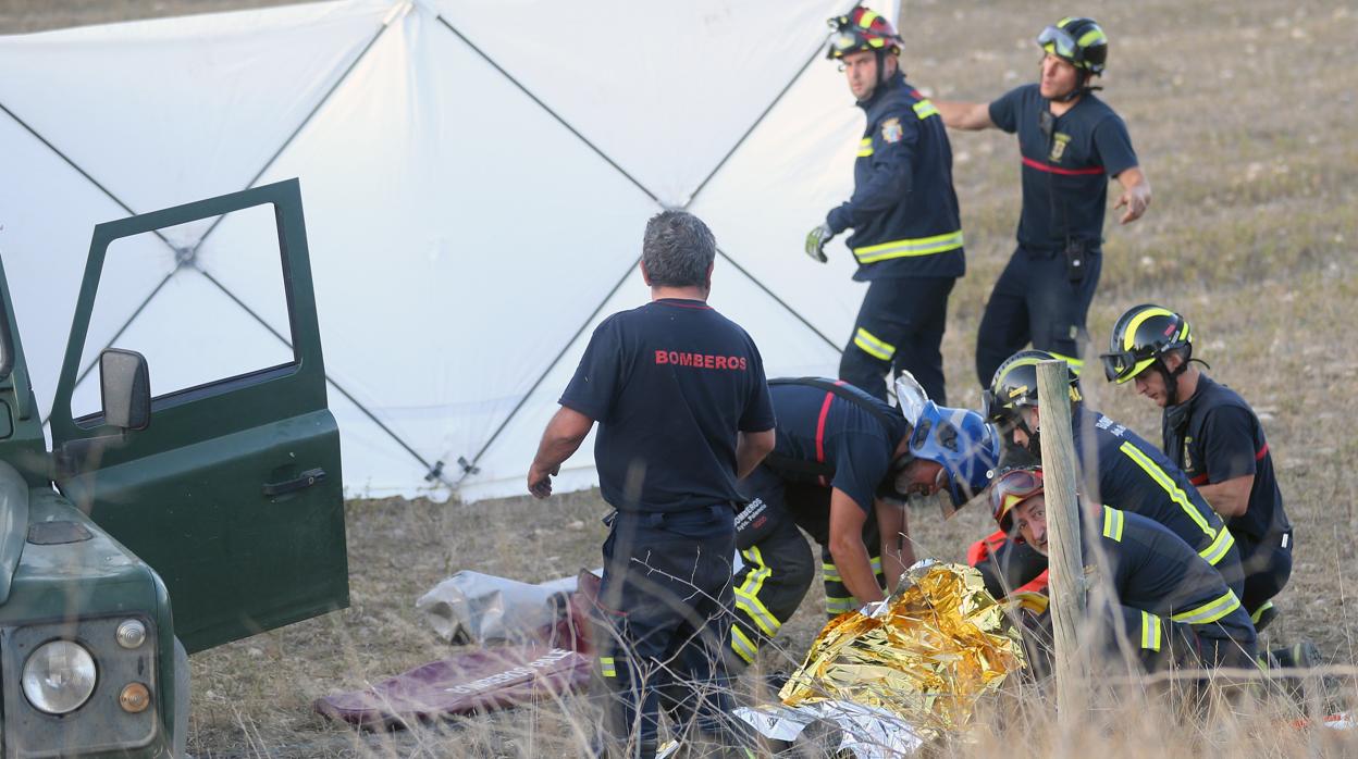 Varios bomberos atienden a su compañero herido