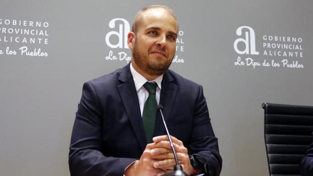 Adrián Ballester deja las Cortes Valencianas para centrarse en la Diputación de Alicante