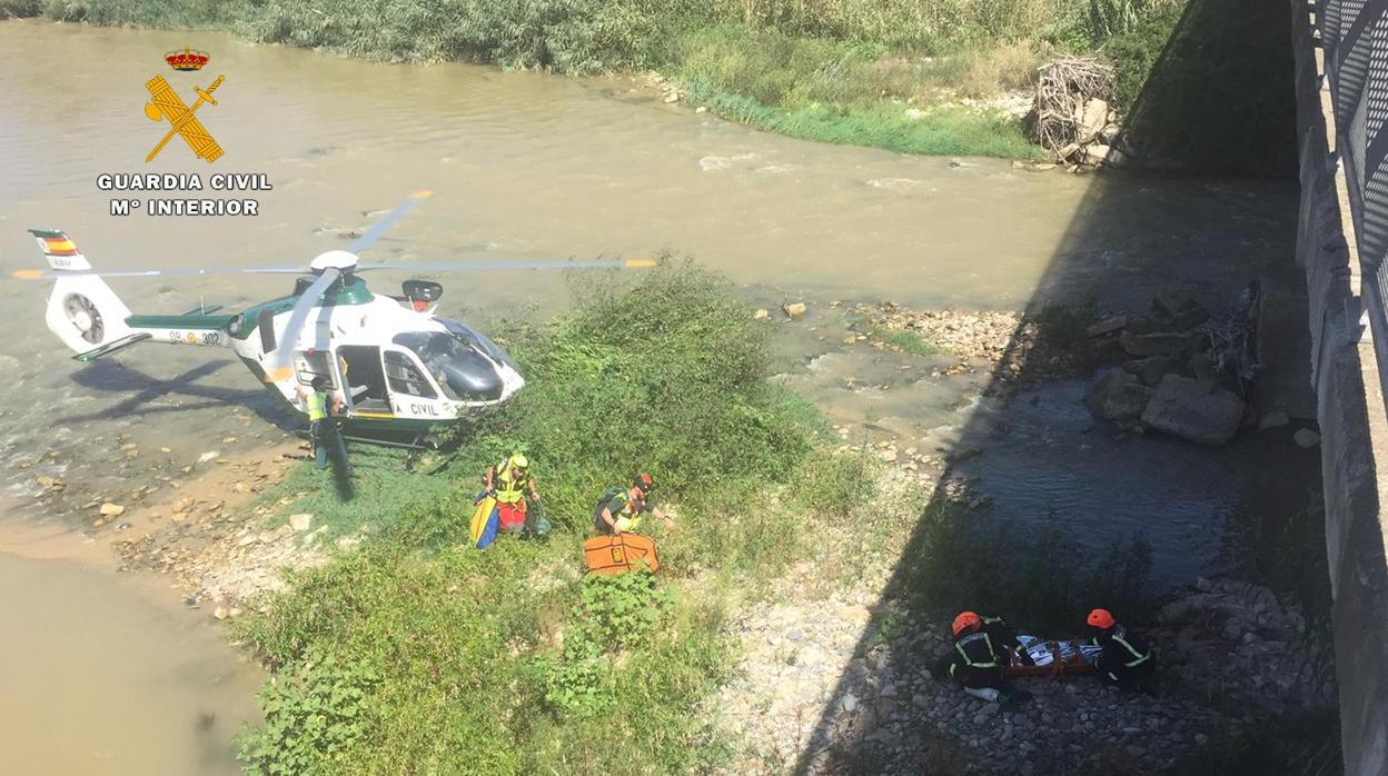 Momento en el que se procedió a la evacuación del herido, que quedó tendido bajo el puente