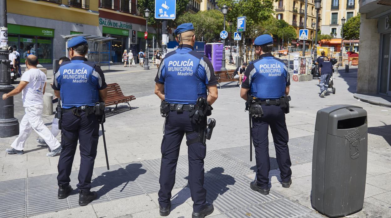 Patrullaje a pie en la plaza de Lavapiés