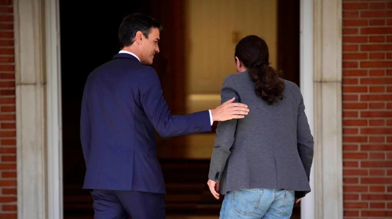 Pedro Sánchez saluda a Pablo Iglesias en la Moncloa