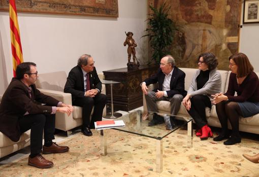 Imagen de la junta directiva de ACPV junto al presidente catalán, Quim Torra, en el Palau de la Generalitat