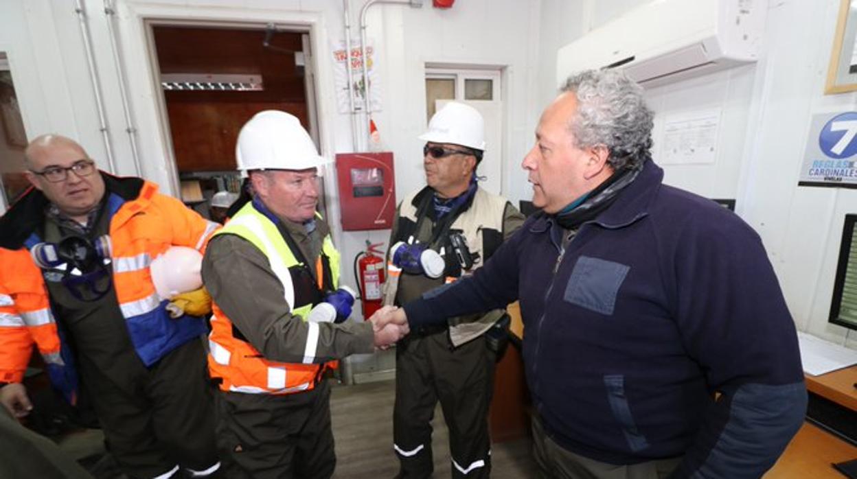 El presidente de Kinross Gold, J. Paul Rollinson, saluda a operarios de la minera