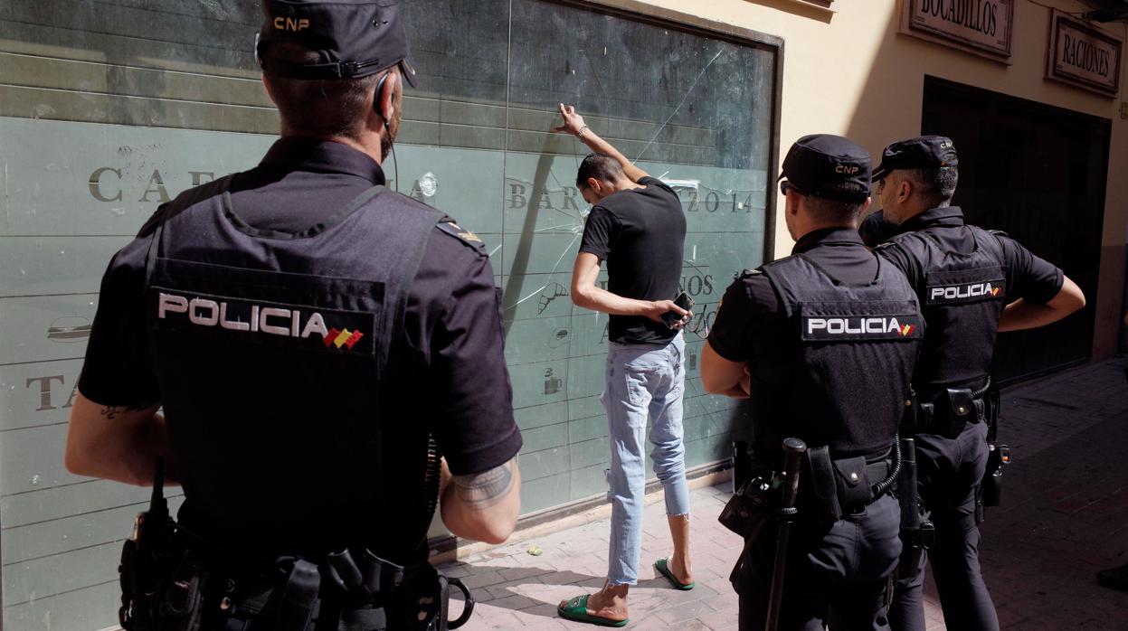 Policías nacionales en un control de seguridad ciudadana, esta semana, en el casco antiguo de Zaragoza