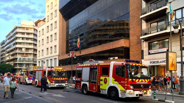 El incendio de un coche en un parking obliga a cortar la calle Colón en Valencia