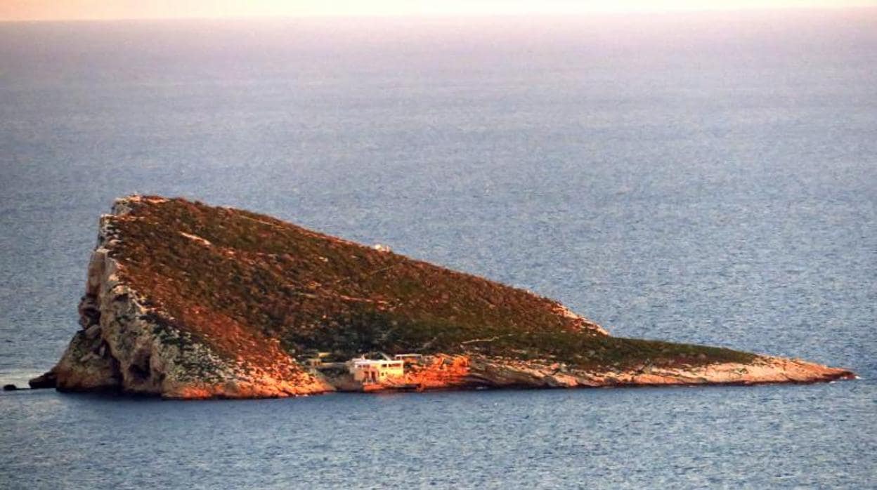El islote de Benidorm, con el restaurante situado al borde del mar