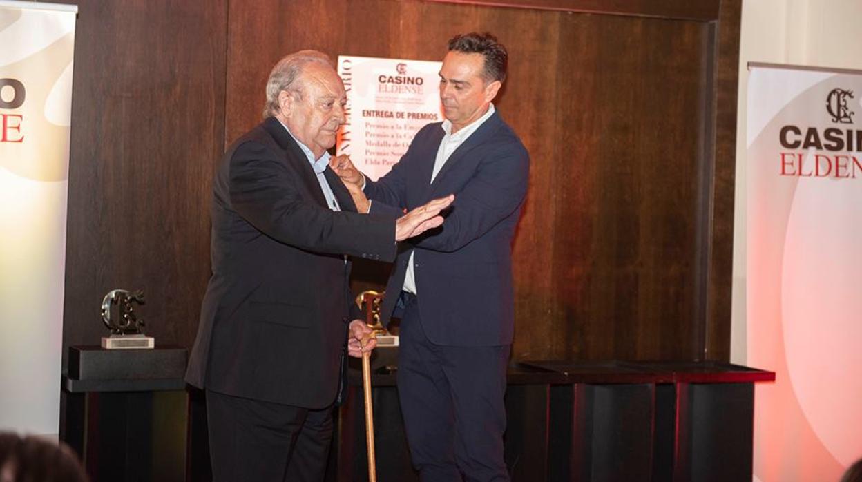 Pepe Peñataro recibiendo una distinción en el Casino Eldense el año pasado