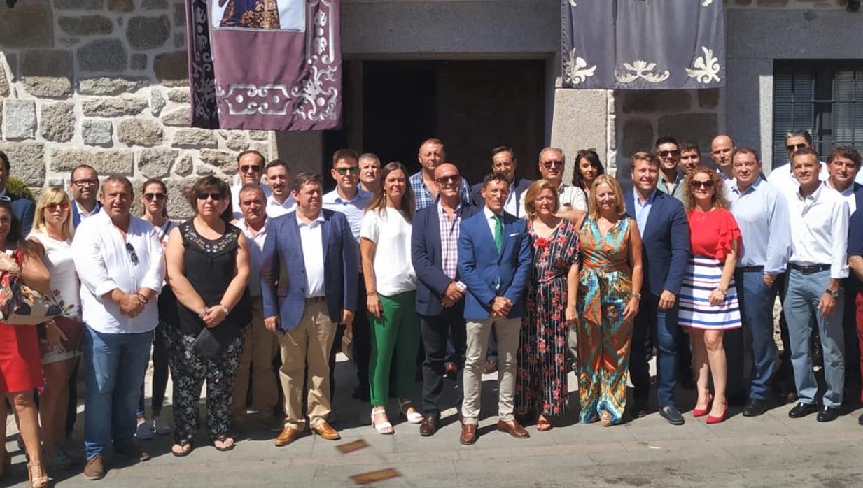 Foto de familia de los asistentes a la Fiesta de la Ternera