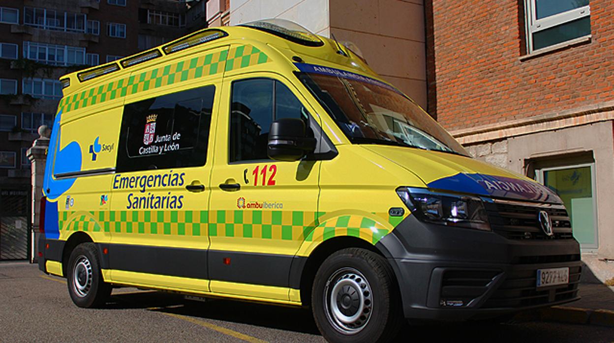 Imagen de archivo de una ambulancia en Castilla y León