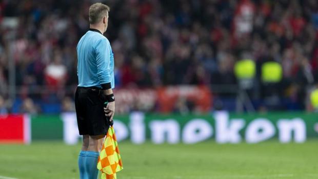 Un exempleado de la Federación Valenciana de Fútbol estafó a comercios con los datos de los árbitros