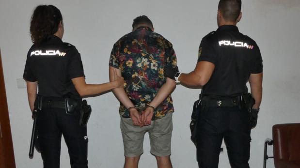 Cae el «ladrón turista» con bermudas y camisa hawaiana que robaba en el aeropuerto