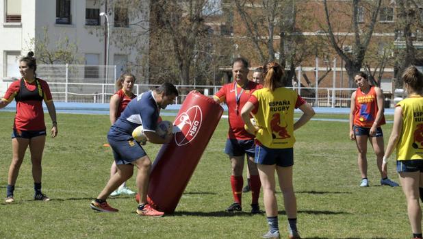 «Boinas verdes» del Ejército y jugadoras de rubgy entrenan juntos