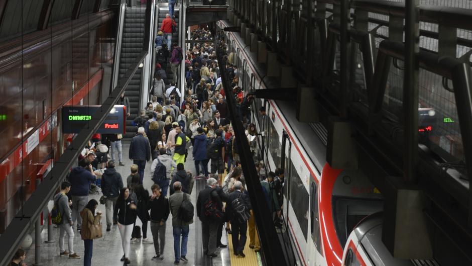 Un incendio en la estación de Sol obliga a suspender el servicio de Cercanías entre Atocha y Chamartín