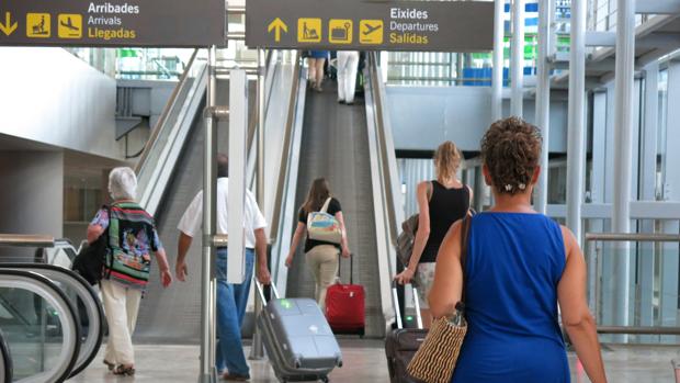 Detenidos dos ladrones que compraban billetes baratos para robar en las tiendas del aeropuerto