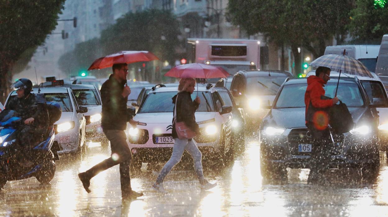 Imagen de archivo de una jornada de lluvia en Valencia