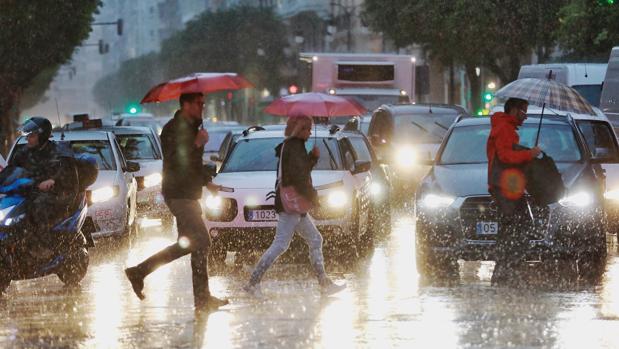 Tromba de agua nocturna en Valencia y Alicante con fuertes chubascos y más de 50 litros acumulados