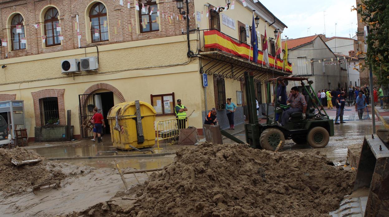 Vecinos y voluntarios colaboraron en la limpieza de de las calles llenas de barro