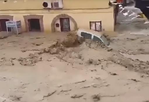 Impactante imagen de la riada. El agua llega a más de la mitad de la altura de la cabina