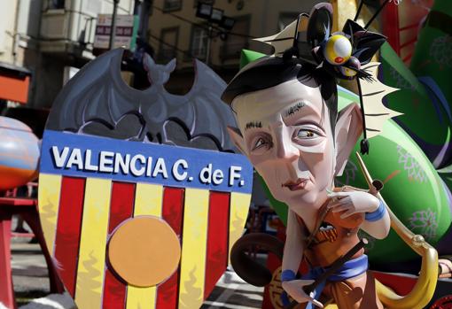 Imagen de un ninot que representaba a Peter Lim junto al escudo del Valencia Club de Fútbol