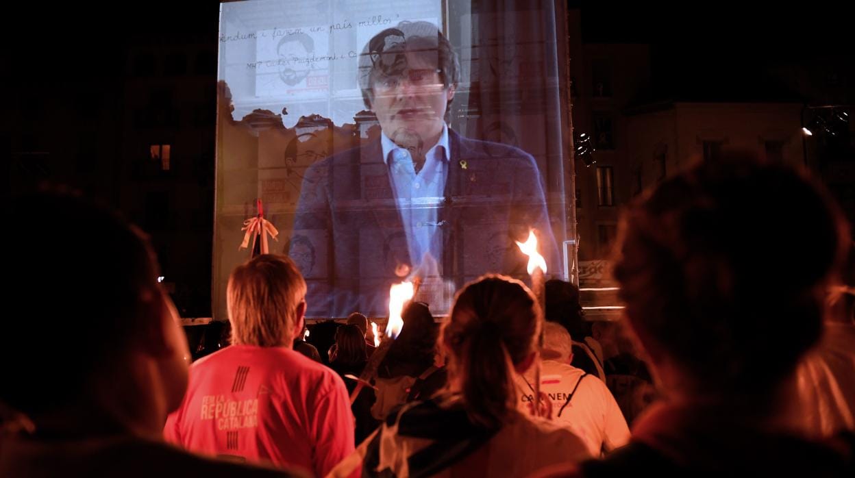 La marcha de independentistas en Vic tuvo al prófugo Puigdemont como protagonista en una pantalla gigante, el pasado día 6