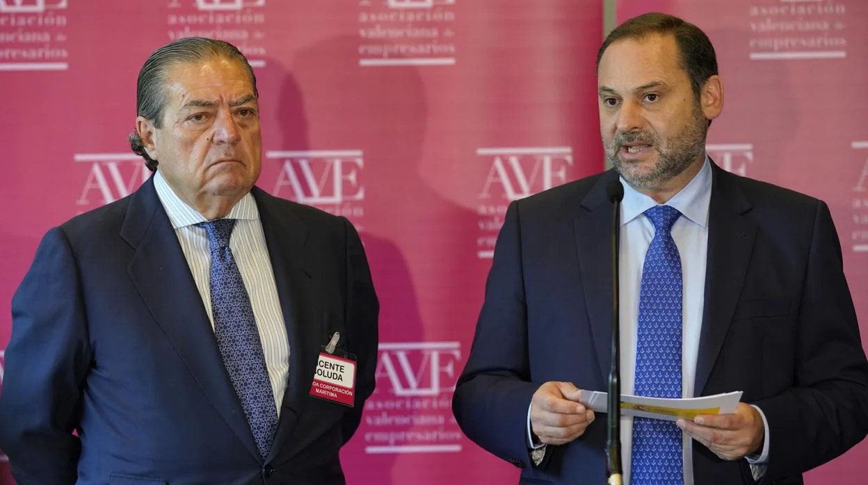 El presidente de AVE Vicente Boluda, junto al ministro de Fomento en funciones José Luis Ábalos