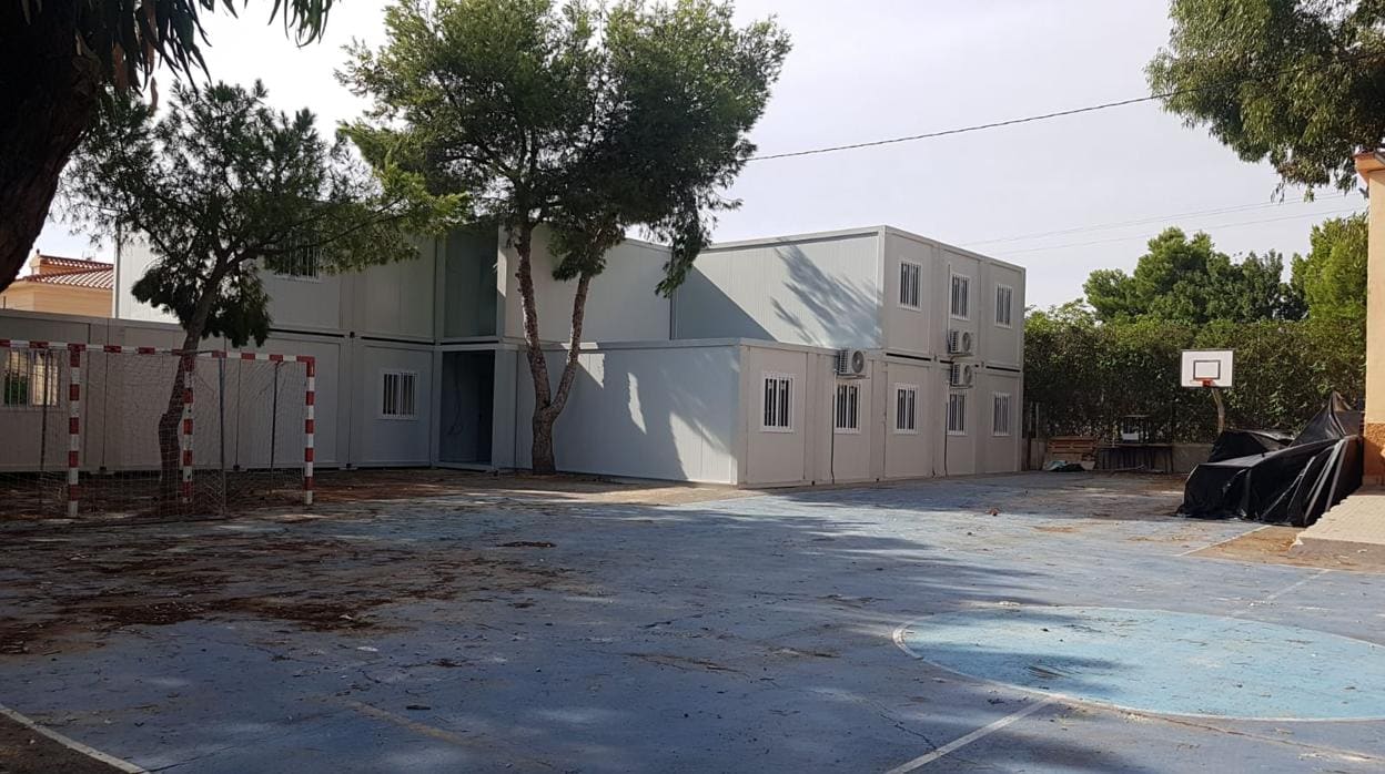 Foto del patio del colegio y los barracones sin terminar del colegio de La Canyada del Fenollar difundida en redes por el AMPA