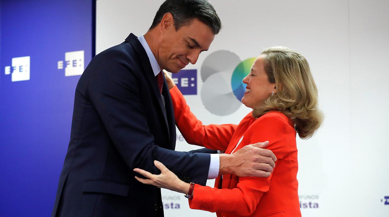 Pedro Sánchez y Nadia Calviño, ministra de Economía en funciones, el jueves en Madrid