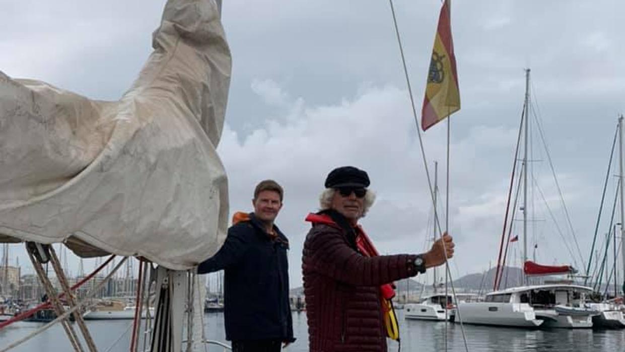 Un navegante extranjero y Manuel Pío, propietario de un velero en el Puerto de Las Palmas