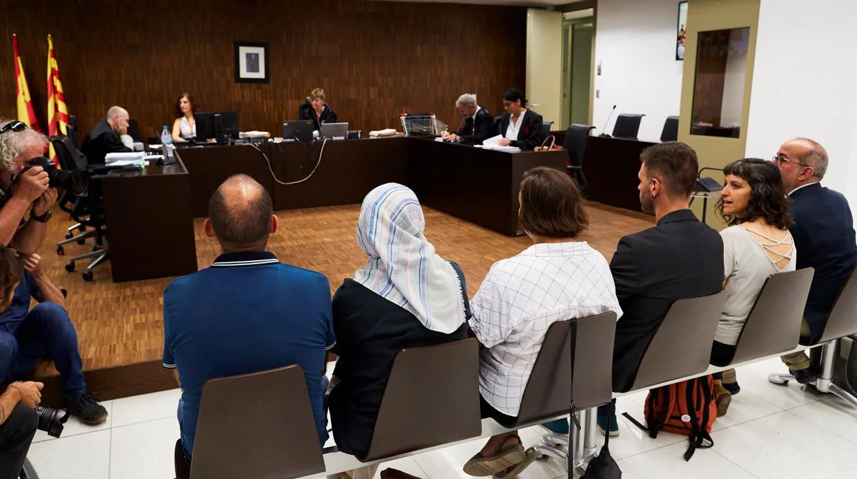 Los seis concejales de Badalona en la etapa de la alcaldesa Dolors Sabater, que abrieron el Ayuntamiento el 12-O