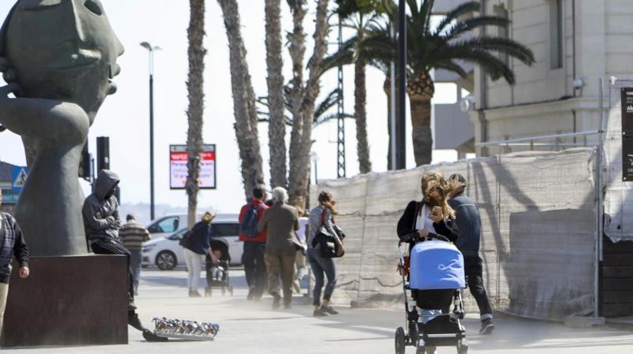 Transeúntes se protegen del mal tiempo en Alicante