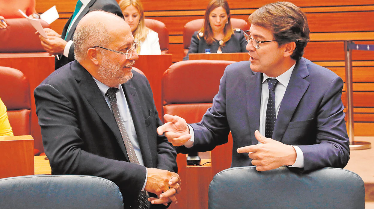 Francisco Igea y Fernández Mañueco conversaron antes del pleno celebrado este marteS