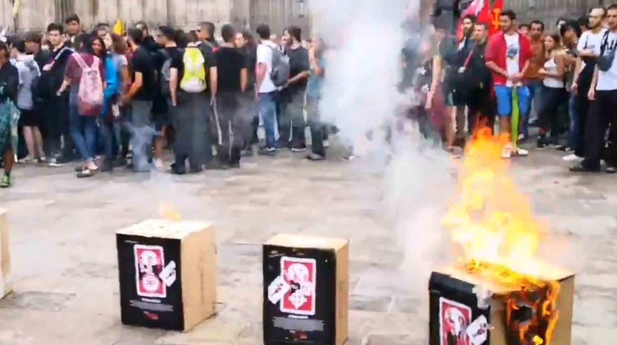 Momento de la quema de varias imágenes ante la Catedral