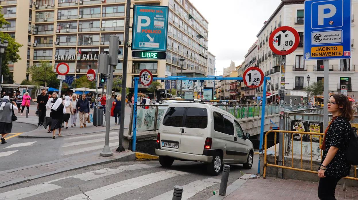 El aparcamiento de Jacinto Benavente, ayer, es uno de los que se encuentran dentro de Madrid Central