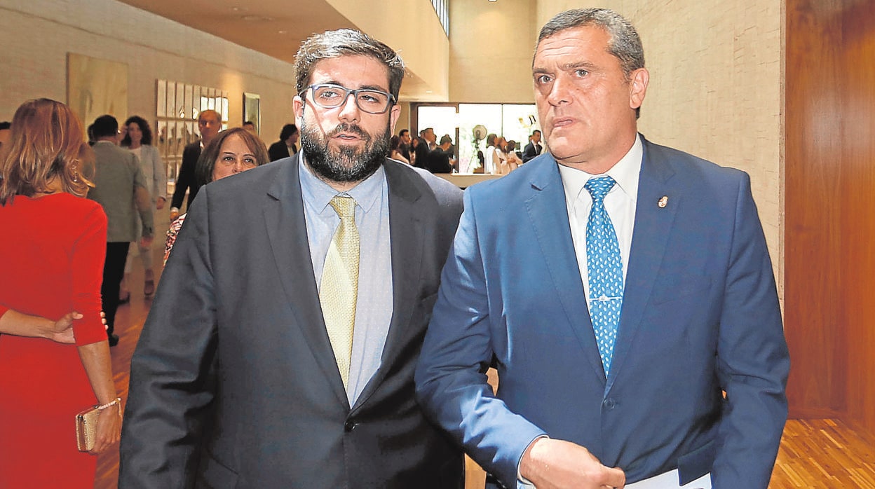Sánchez Cabrera junto al procurador Pedro José Pascual en las Cortes regionales