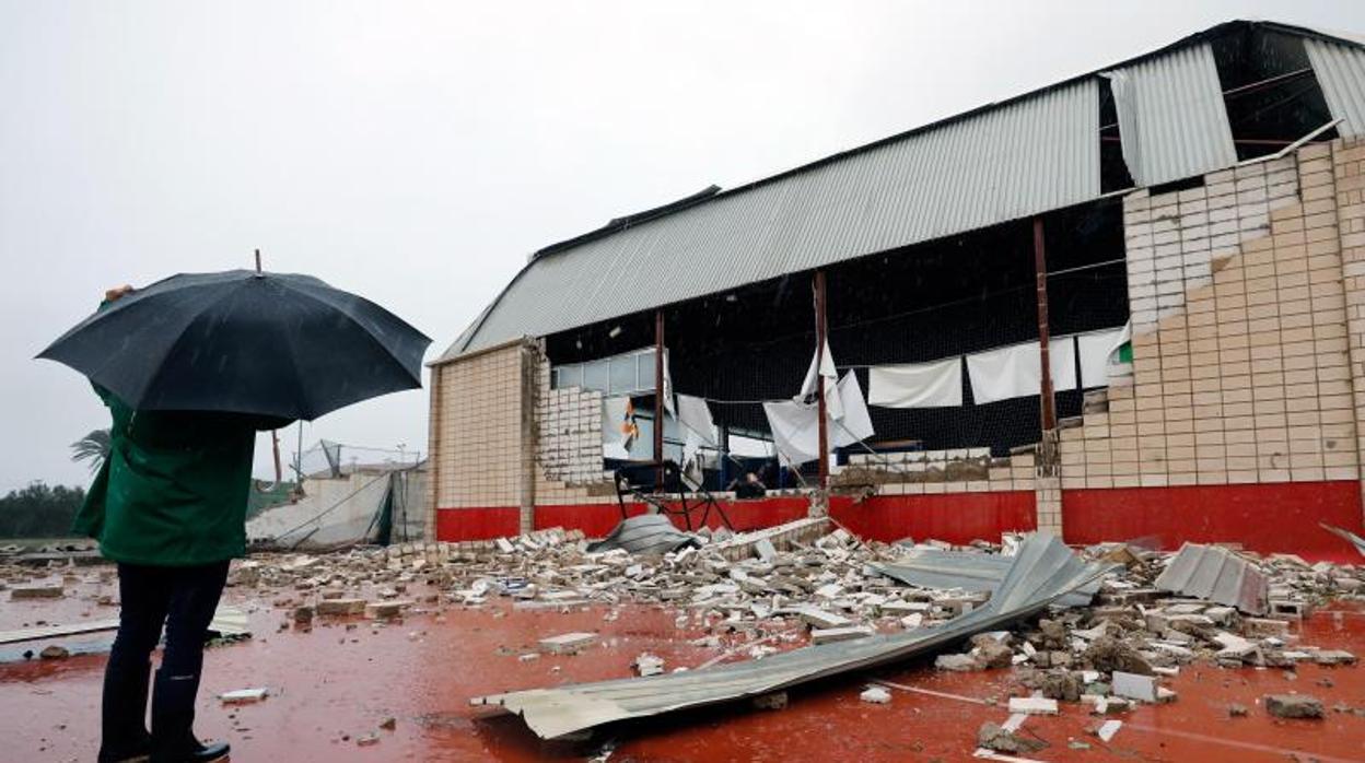 Uno de los muros del polideportivo de Dénia que se ha derrumbado por el tornado