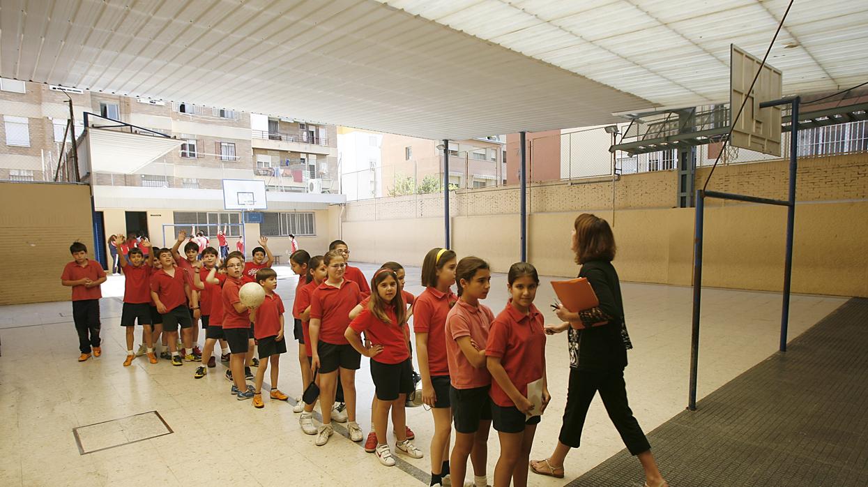 Un grupo de chavales, en la clase de educación física de su colegio