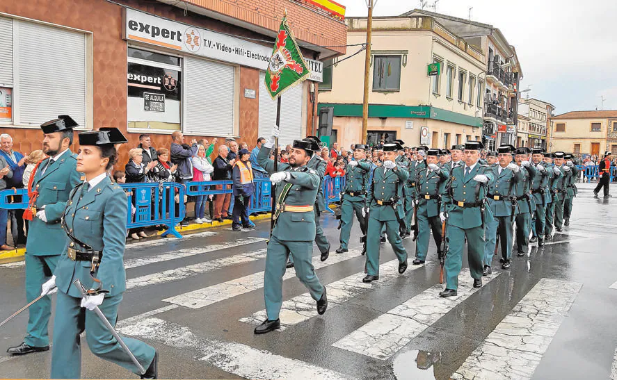 Desfile de tropas por Consuegra; abajo, alocución de las autoridades y bendición del monolito