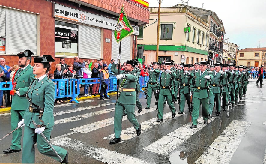 Desfile de tropas por Consuegra; abajo, alocución de las autoridades y bendición del monolito