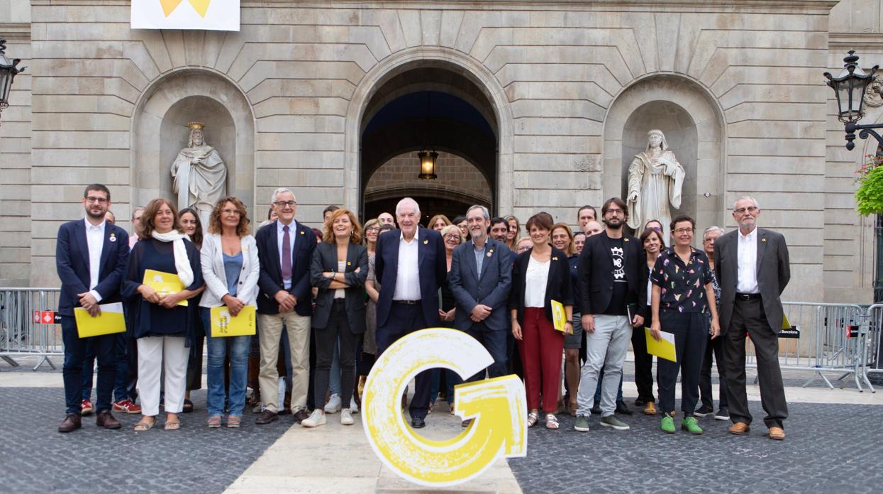 El presidente del grupo municipal de ERC en el Ayuntamiento de Barcelona, Ernest Maragall (c), junto a los concejales de su partido