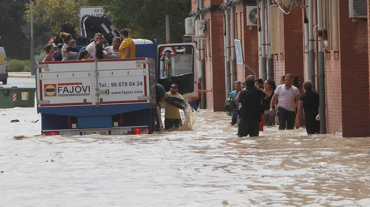 Un camión traslada a varios vecinos de Almoradí tras inundarse las calles este viernes