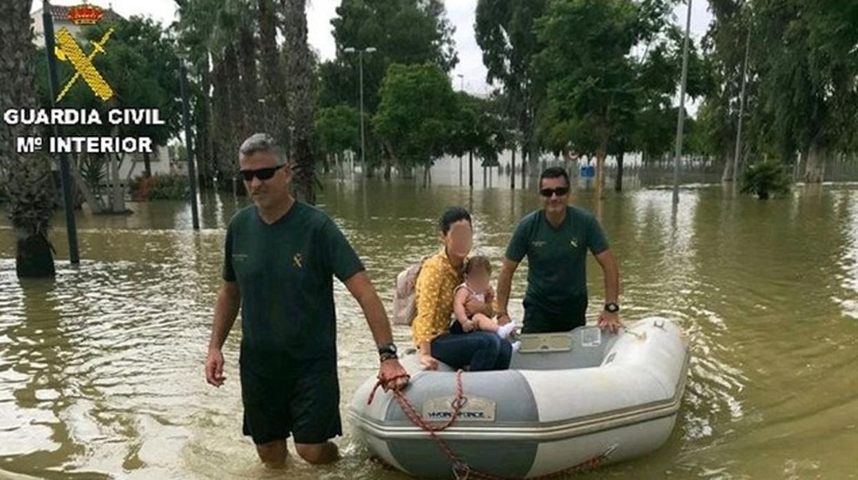 Imagen de la evacuación del bebé en lancha