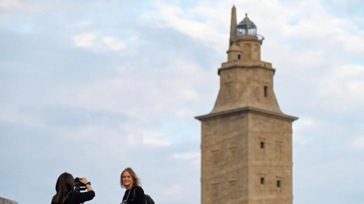 La hermana de Lennon, Julia Baird, en el inicio del rodaje del videoclip en la Torre de Hércules