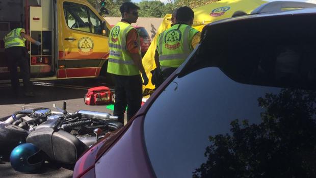 Muere un motorista de 51 años al impactar contra un vehículo en la calle Alcalá