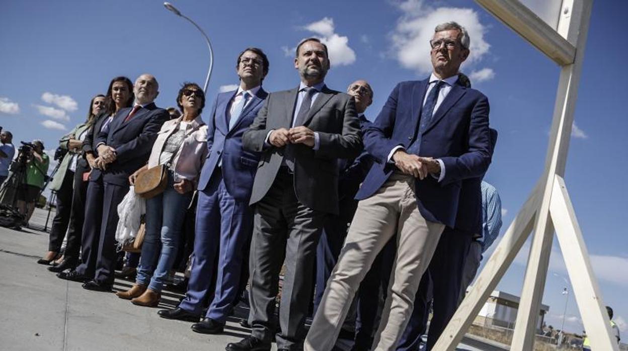 Alfonso Rueda, con José Luis Ábalos y Alfonso Fernández Mañueco, ayer en La Hiniesta (Zamora)