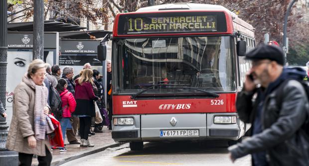 Valencia prohibirá fumar en las marquesinas de los autobuses públicos