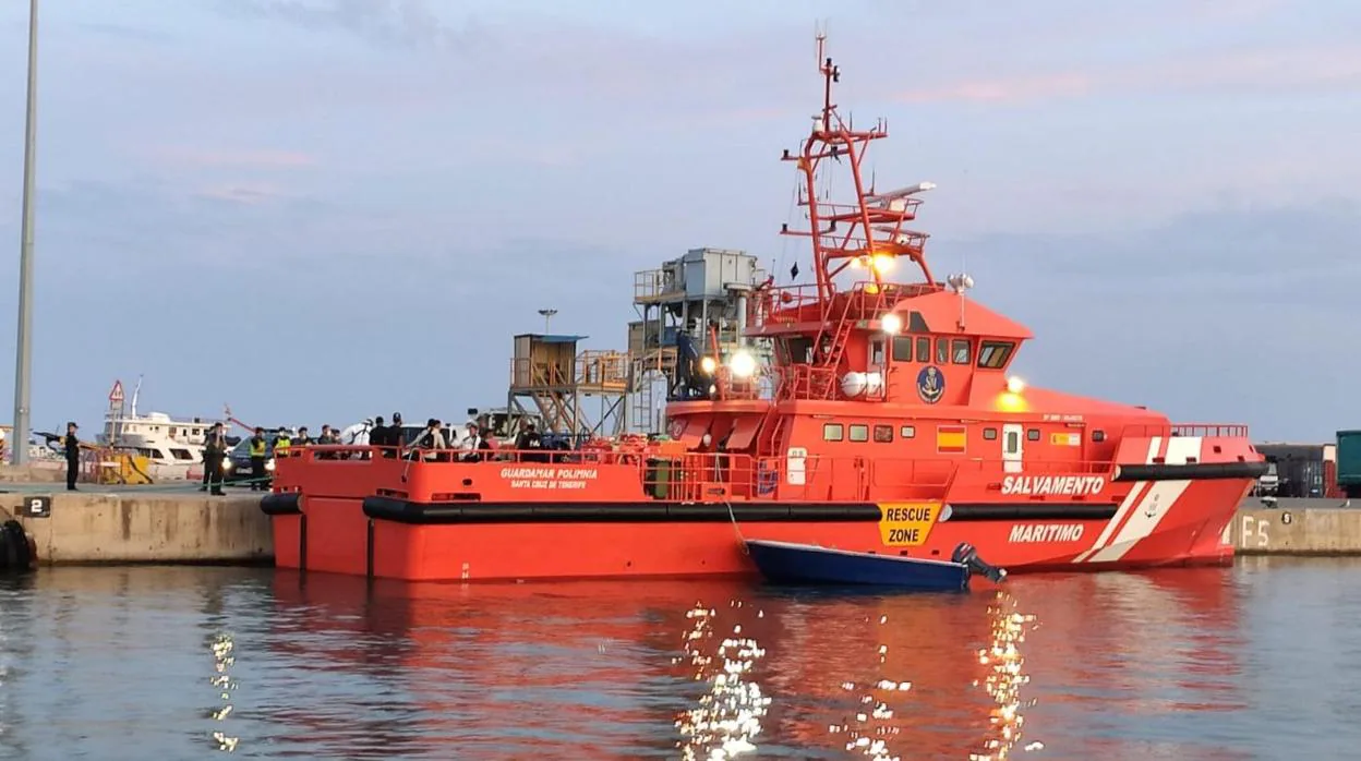Imagen de un barco de Salvamento Marítimo este miércoles en el puerto de Ibiza