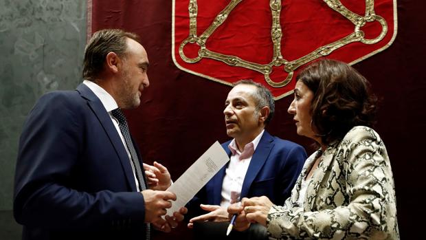 Los socialistas navarros se abstienen en la moción para invitar a los Reyes a los Premios Princesa de Viana