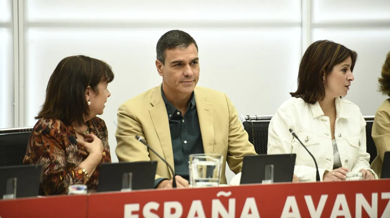 Pedro Sánchez, presidente del Gobierno en funciones, hoy en la Ejecutiva del PSOE junto a Cristina Narbona (izq.) y Adriana Lastra (der.)
