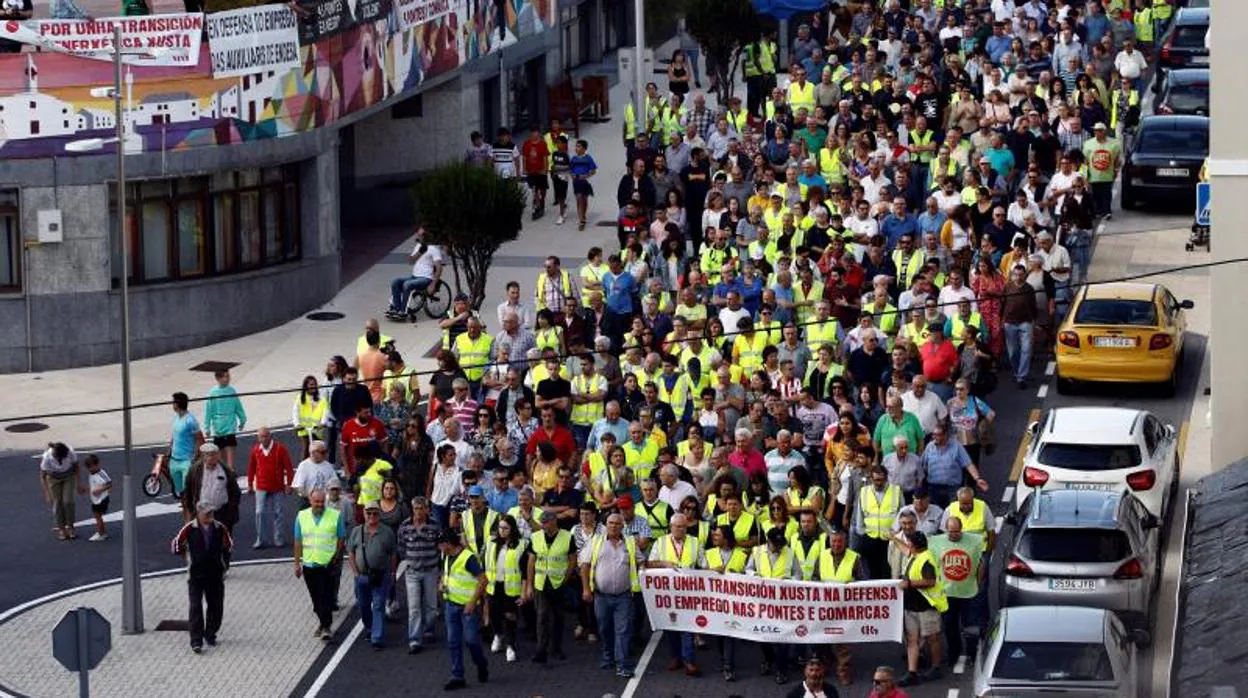 Manifestación en las calles de la localidad coruñesa de As Pontes