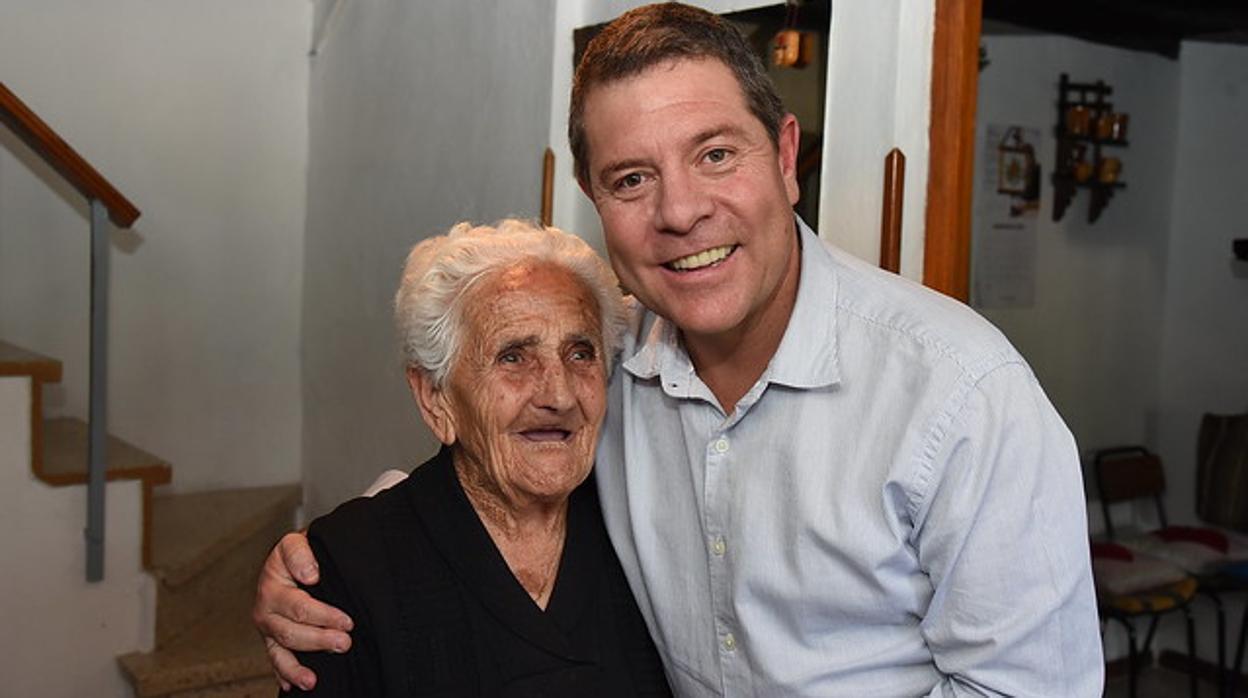 García-Page con Joaquina, vecina centenaria de El Real de San Vicente